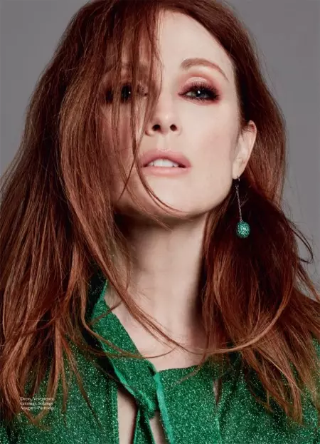 Julianne Moore pose dans Glam Looks pour Marie Claire UK