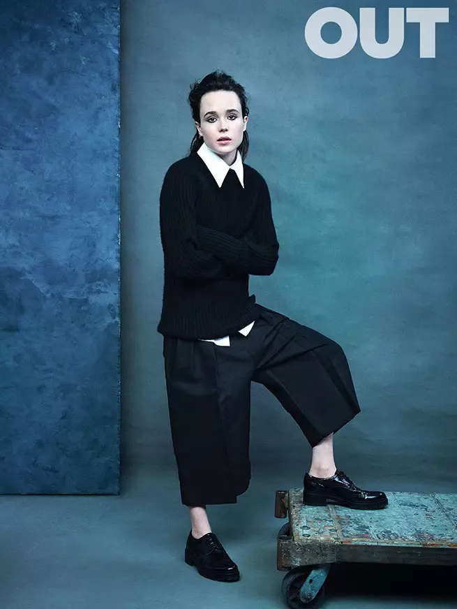 Ellen Page leva pantalóns recortados e un peiteado liso