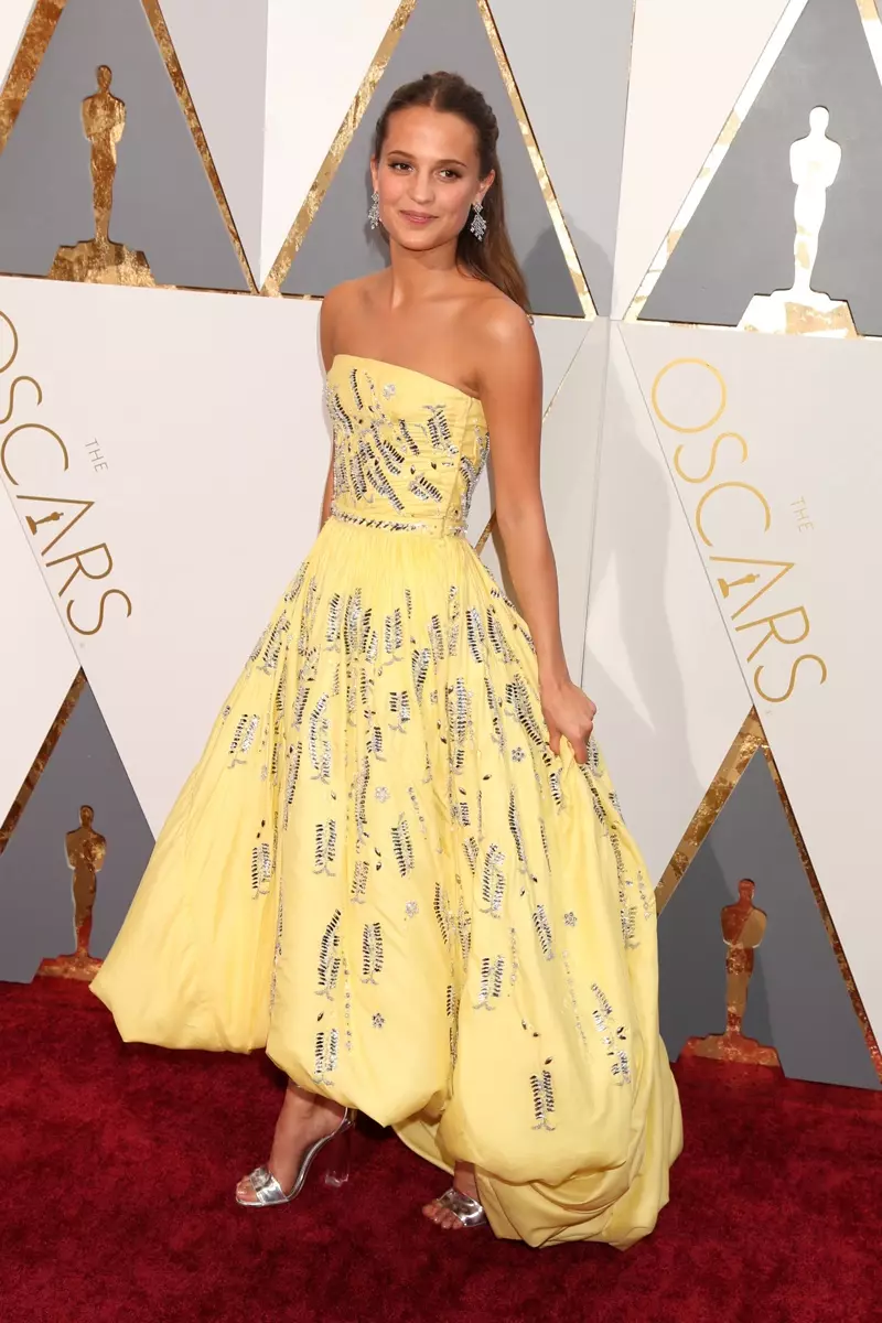 FEBRUARI 2016: Alicia Vikander woont de Oscars van 2016 bij in een gele Louis Vuitton-jurk met een hoog-lage zoomlijn. Foto: Helga Esteb / Shutterstock.com