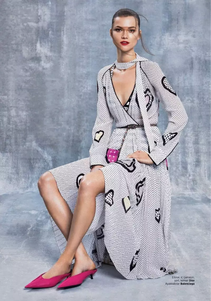 Harper's Bazaar Turkey အတွက် Spring Collections တွင် Kasia Struss က သရုပ်ဆောင်ထားသည်။