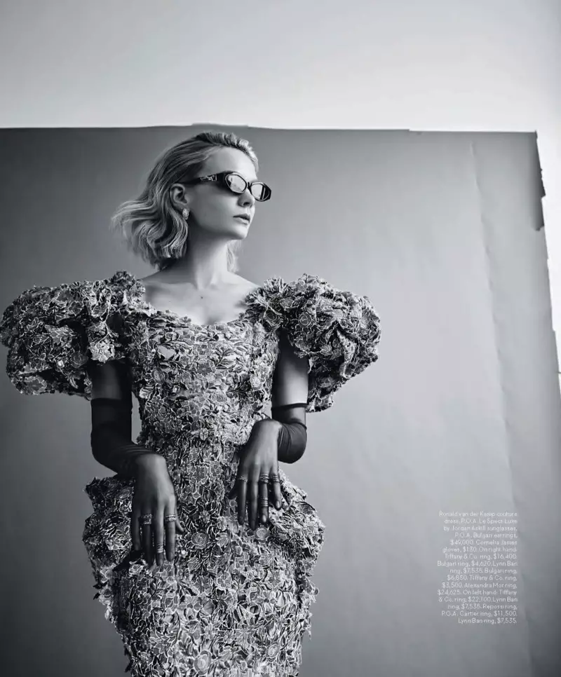 Carey Mulligan ist in Schwarz-Weiß fotografiert und trägt ein Couture-Kleid von Ronald van der Kemp mit einer Sonnenbrille von Le Specs Luxe by Jordan Askill