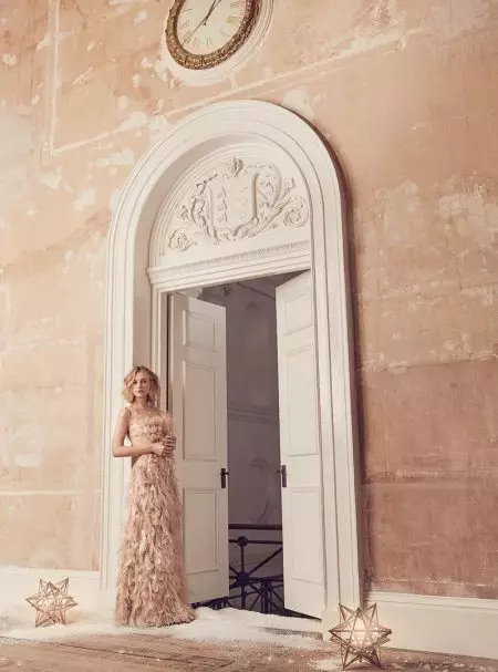 Carey Mulligan Poses fl-Ethereal Gowns għal Harper's Bazaar UK