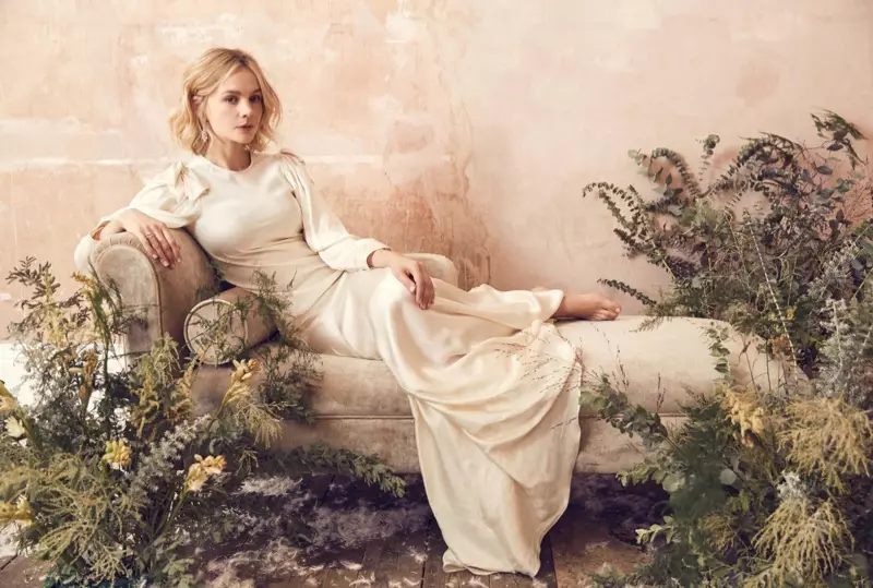 Lounging, Carey Mulligan bærer Simone Rocha kjole med De Beers smykker