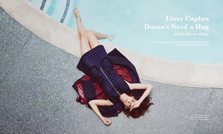 Lizzy Caplan แสดงในนิตยสาร Malibu Magazine