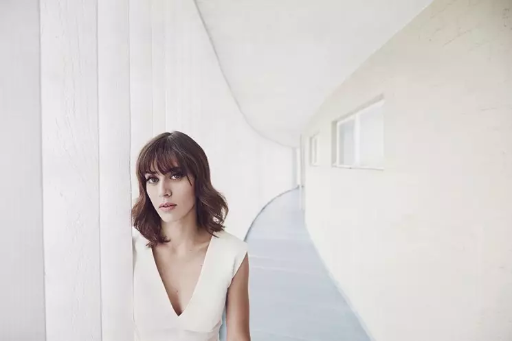 Lizzy-Caplan-Malibu-Magazne-2015 年 11 月-封面圖片08