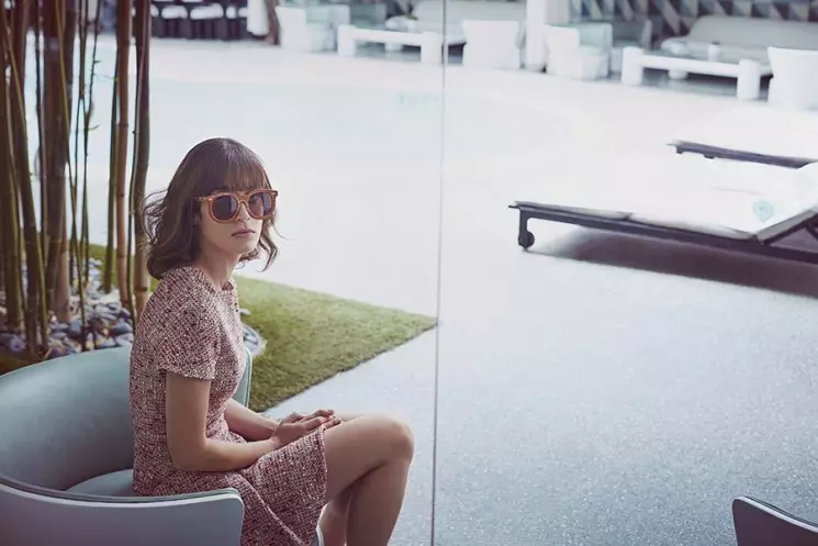 Lizzy Caplan posa a bordo piscina per il servizio fotografico sulla copertina di Malibu Magazine