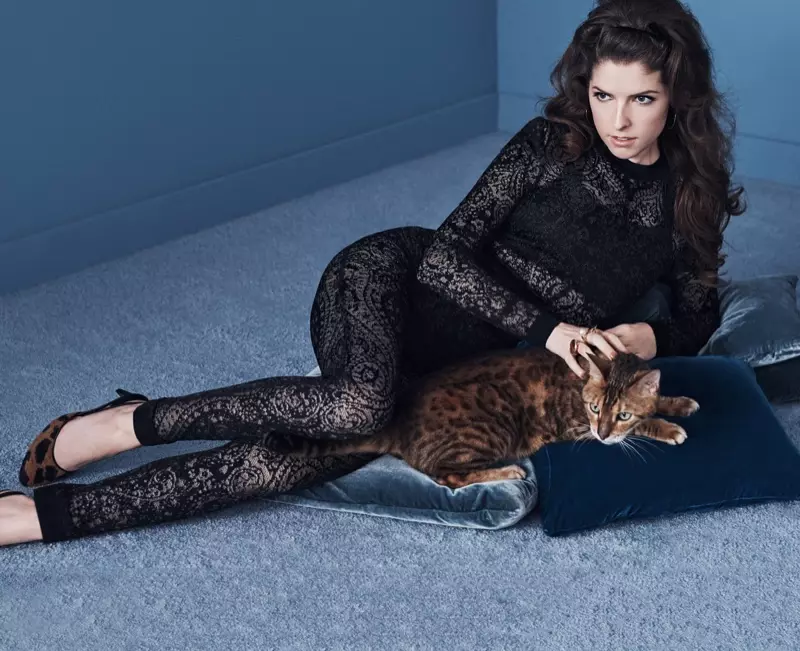 Anna Kendrick pozira u Balmain čipkanom bodiju