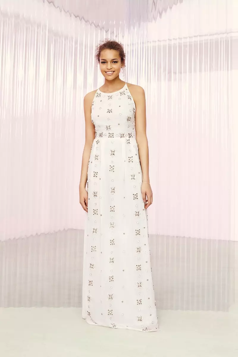 A modelo leva un vestido maxi con adornos de ASOS BRIDAL