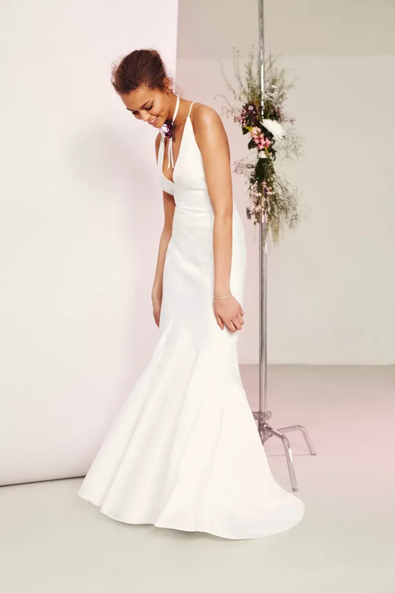 הדוגמנית לובשת שמלת מקסי של ASOS BRIDAL Deep Plunge Strappy Fishtail