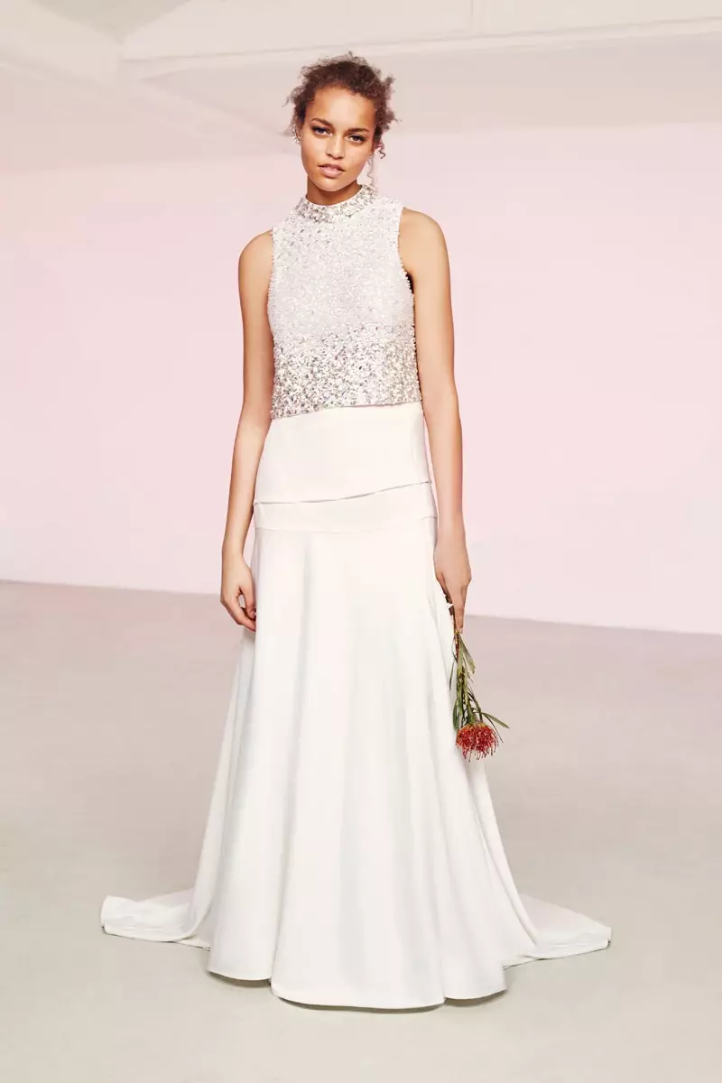 Model yana sanye da ƙawataccen saman popover tare da dogon siket daga ASOS Bridal