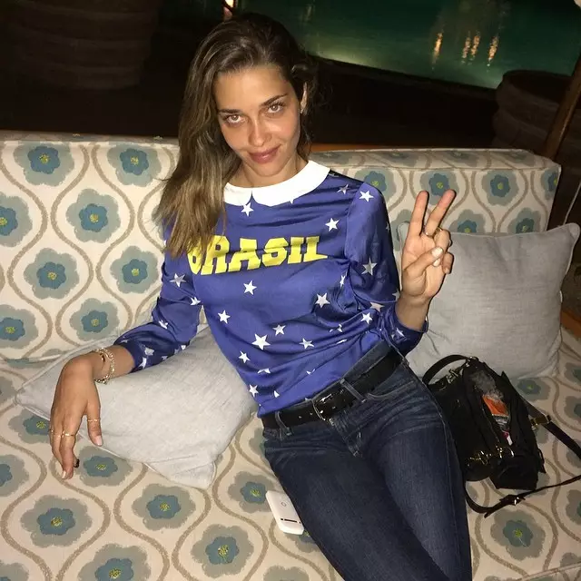 Ana Beatriz Barros 为巴西打造蓝黄相间的造型