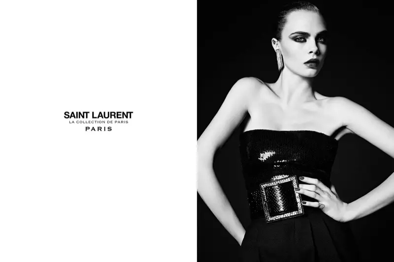 Cara Delevingne posearret yn in strapless jurk mei in fersierde riem foar Saint Laurent's Parys-kampanje