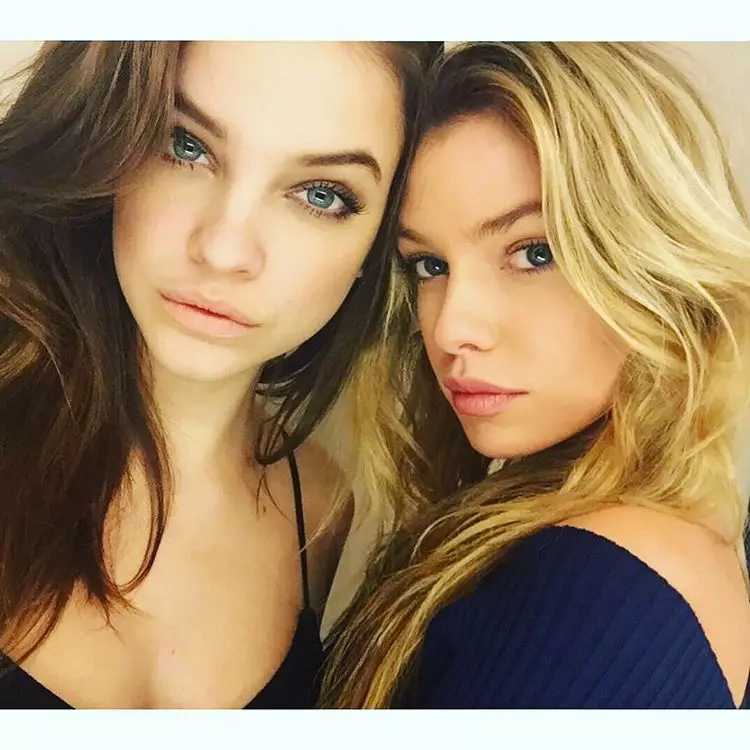 Barbara Palvin eta Stella Maxwell modeloak Instagramen lotzen dira.