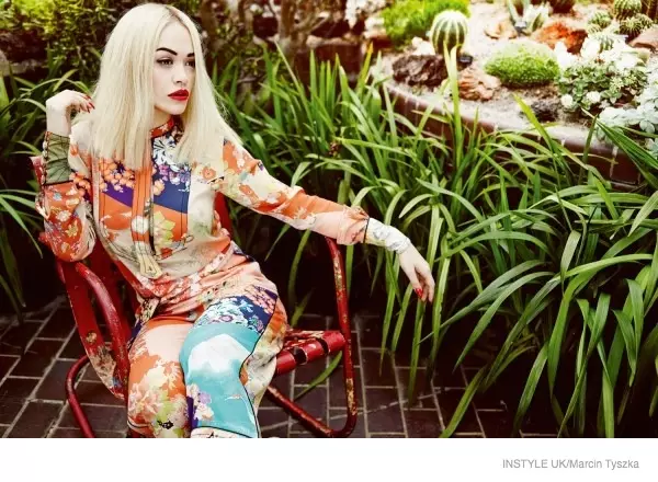 Si Rita nagsul-ob og funky floral prints alang sa fashion feature.