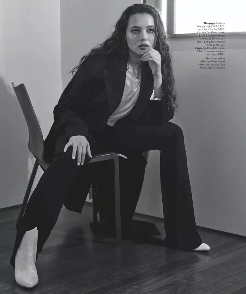 Katherine Langford posiert in einer Jacke von Maison Margiela, einem T-Shirt von Jac + Jack, einer Hose von Victoria Beckham und Schuhen von Kate Sylvester