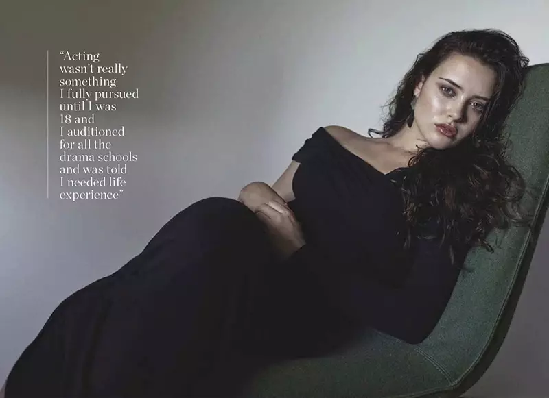 Actrița Katherine Langford poartă rochie Beaufille și cercei Dinosaur Designs