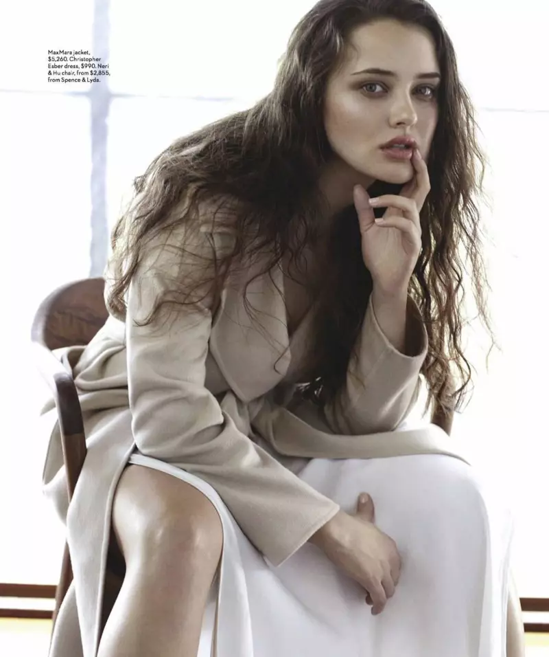 Näyttelijä Katherine Langford käyttää Max Mara -takkia ja Christopher Esber -mekkoa