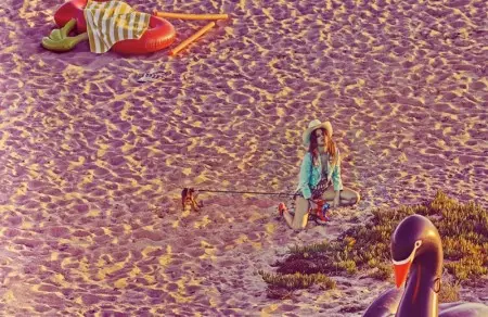 Selena Gomez eléri a tengerpartot a W címlapsztorihoz