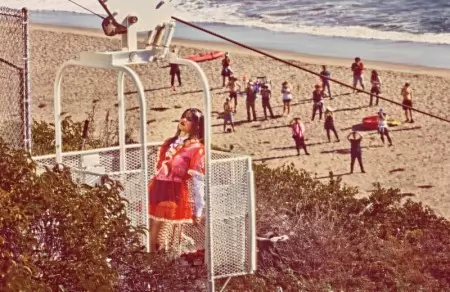Selena Gomez chega á praia para W Cover Story