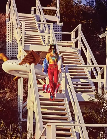 Selena Gomez chega á praia para W Cover Story