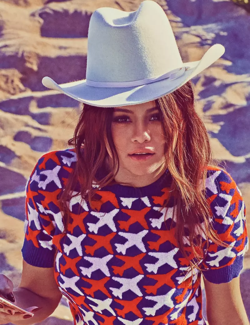 Selena egy Chanel pulóvert western stílusú kalappal párosít
