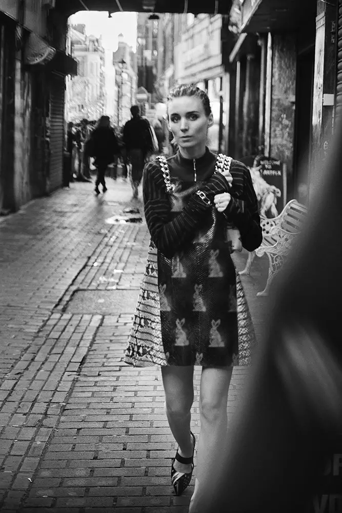 Rooney Mara Berpose untuk Peter Lindbergh dalam Ciri Temuduga