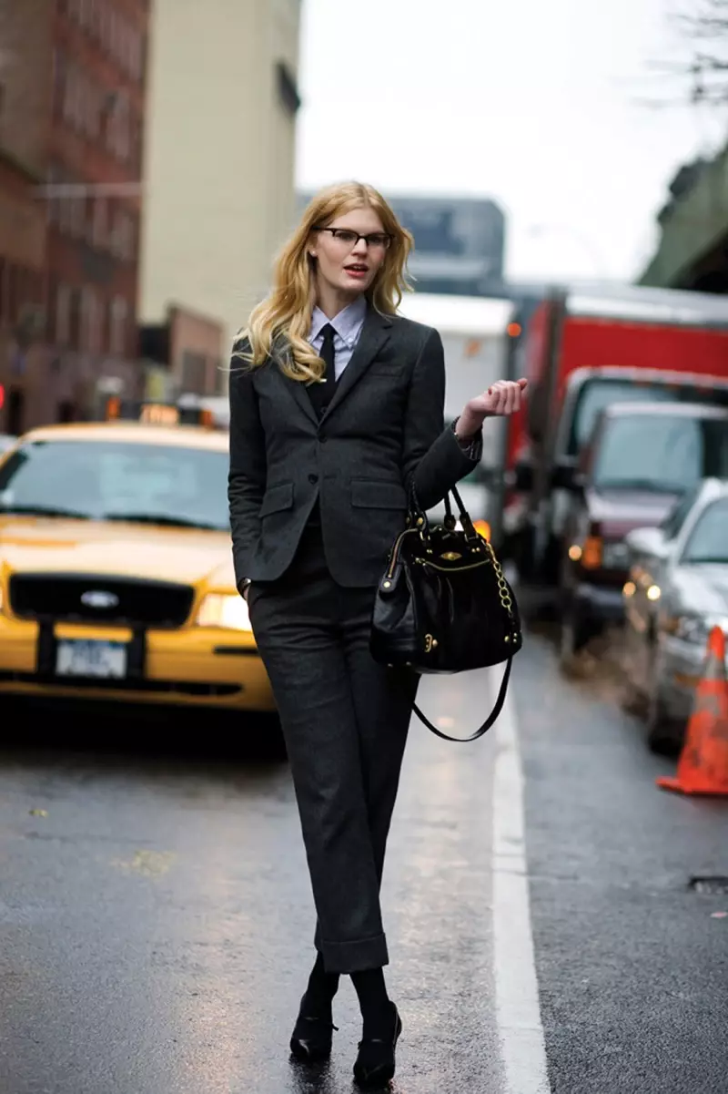 Traxe pantalón de la en gris oscuro con corte encogido, camisa de colo abotonado e gravata negra; fotografado na rúa 36, Nova York. Foto de Scott Schuman, The Sartorialist.