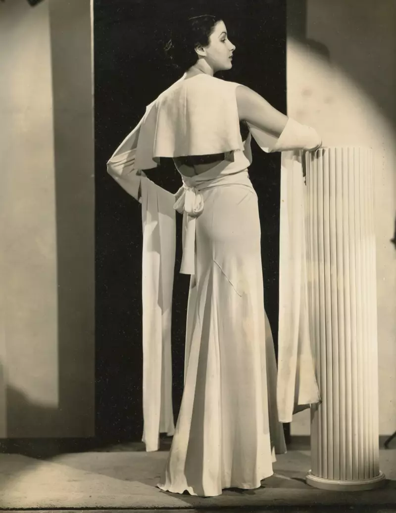 Vista traseira dun vestido de noite de crepe branco con escote baixo, colo mariñeiro nas costas e paneis de brazos flotantes. Foto de unknown (Estados Unidos). Circa 1931. Arquivo Timeline.