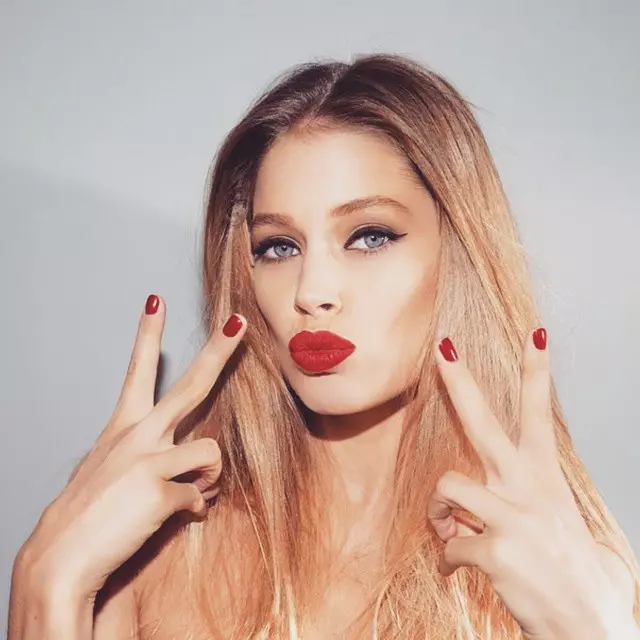 Doutzen Kroes อวดริมฝีปากแดงและแต่งเล็บให้กับโครงการ L'Oreal Paris