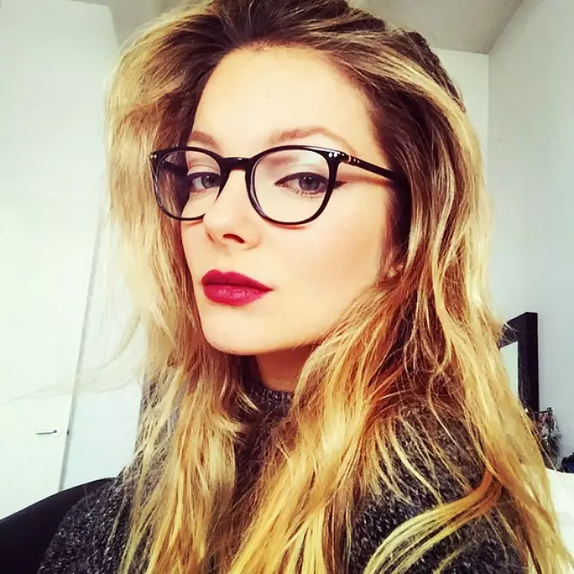 Eniko Mihalik sieht mit ihrer Brille nachdenklich aus