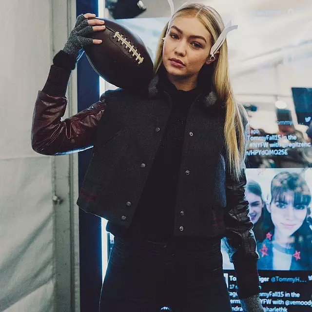 Gigi Hadid โพสท่ากับฟุตบอลที่งานแสดง Tommy Hilfiger