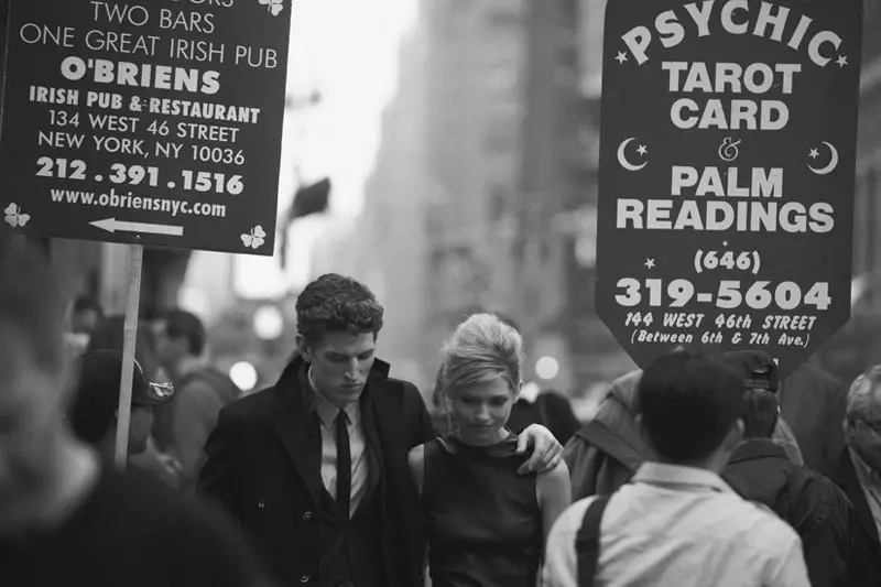 Peter Lindbergh vangitsee J. Lindebergin syksyn 2012 kokoelman Times Squarella