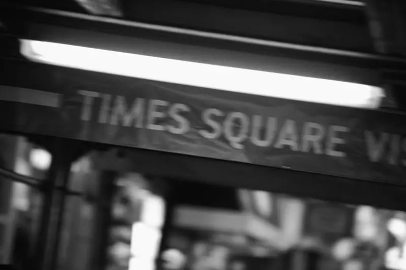 Peter Lindbergh קאַפּטורעס J. Lindeberg ס האַרבסט 2012 זאַמלונג אין Times Square