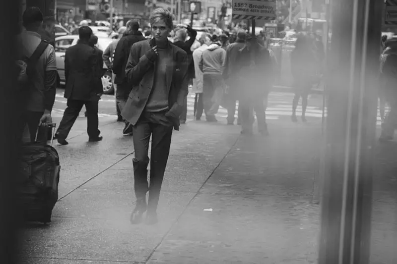 Peter Lindbergh Yafashe Icyegeranyo cya Fall ya J. Lindeberg muri Times Square