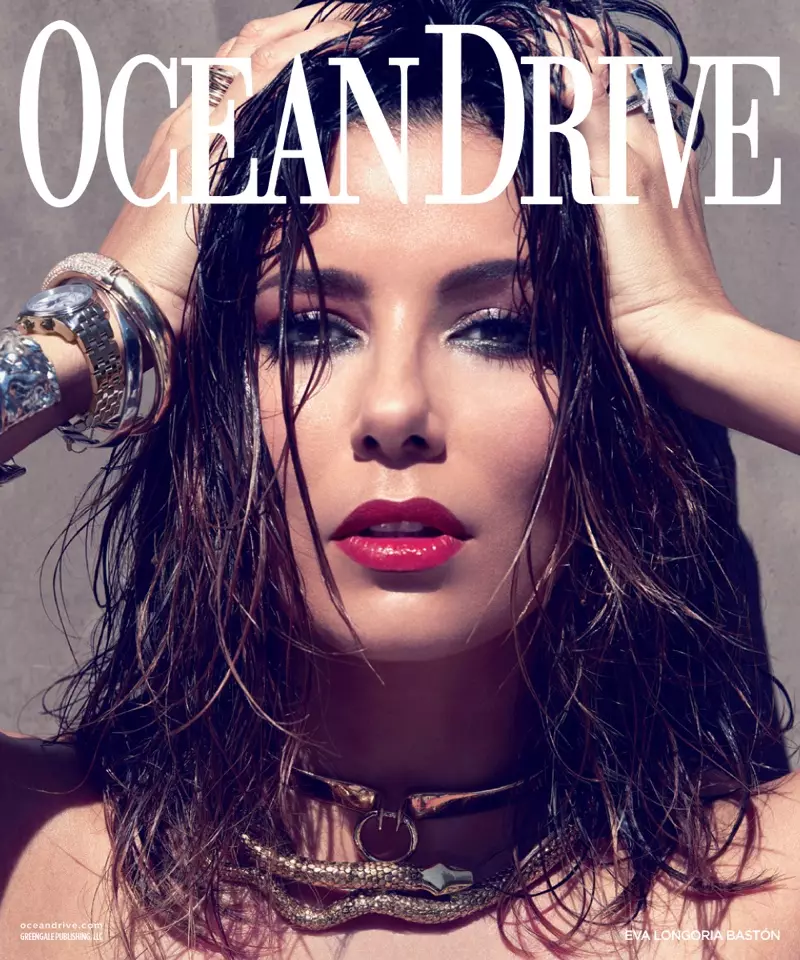 Ева Лангорыя асляпляе ў стылі басейна для Ocean Drive