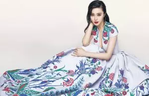 Fan Bingbing Vogue Taiwan мукабасын тартуу үчүн люкс стилин алат