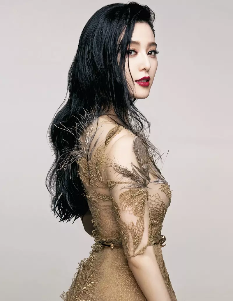 Fan Bingbing hëlt Luxe Style fir Vogue Taiwan Cover Shoot