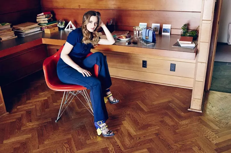 Leighton modelleer die Kaya- en Rebel-skoenstyle van Jimmy Choo