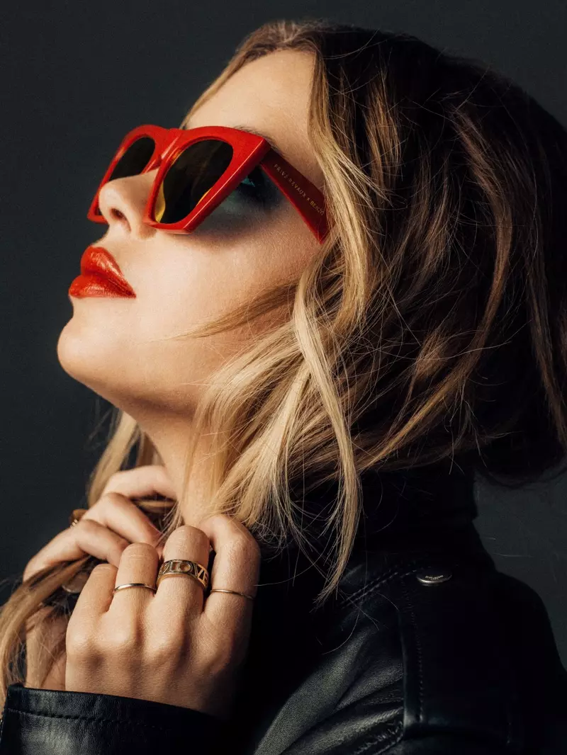 Posando en tonos rojos, Ashley Benzo encabeza la colección Prive Revaux Benzo