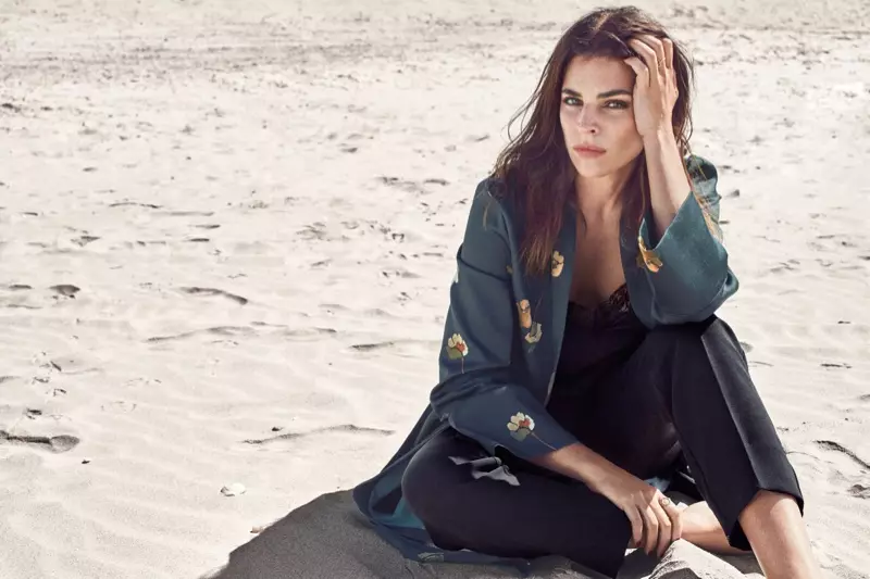 Model Julia Restoin Roitfeld poseert op het strand voor Mango Journeys-campagne