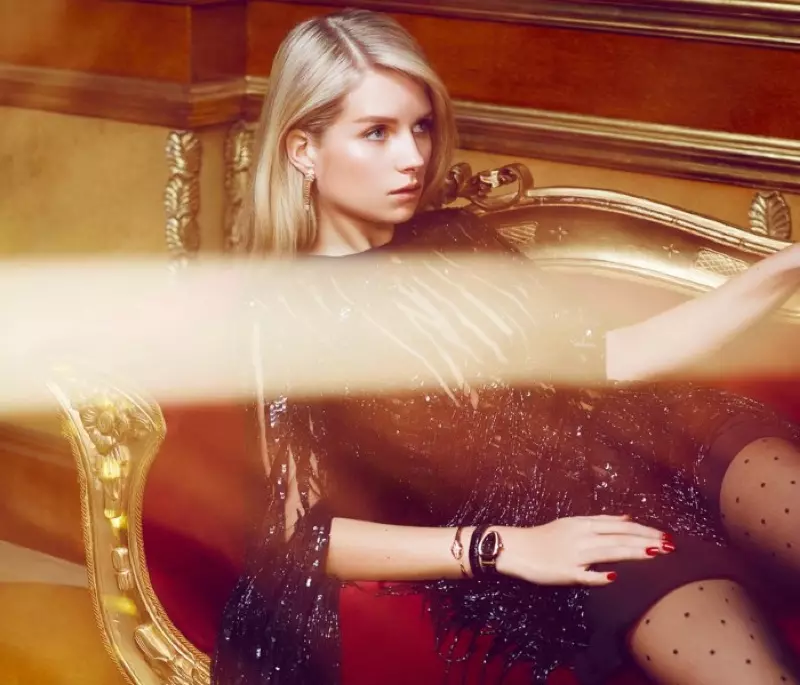 Gan ddisgleirio mewn secwinau, mae Lottie Moss yn gwisgo ffrog Elie Saab gyda gemwaith Bulgari