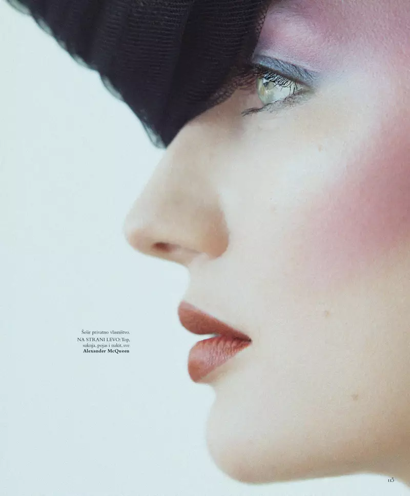 Ekaterina Korobova는 Harper's Bazaar Serbia를 위해 글래머러스한 스타일로 포즈를 취했습니다.