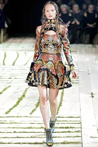 Alexander McQueen Frühjahr 2011 | Pariser Modewoche