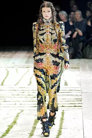 Alexander McQueen mùa xuân 2011 | Tuần lễ thời trang Paris