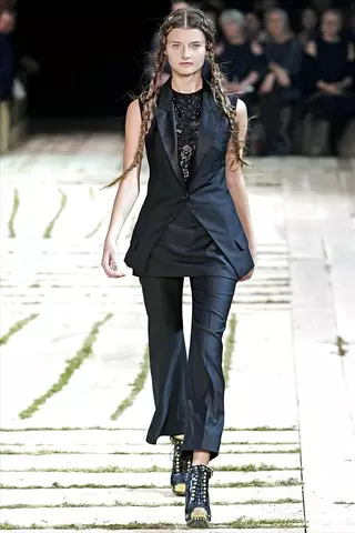 Alexander McQueen Spring 2011 | Wiki ya Mitindo ya Paris