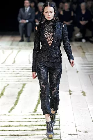 Alexander McQueen Spring 2011 | ပဲရစ်ဖက်ရှင်ရက်သတ္တပတ်