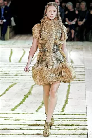 Alexander McQueen orisun omi 2011 | Paris Fashion Osu