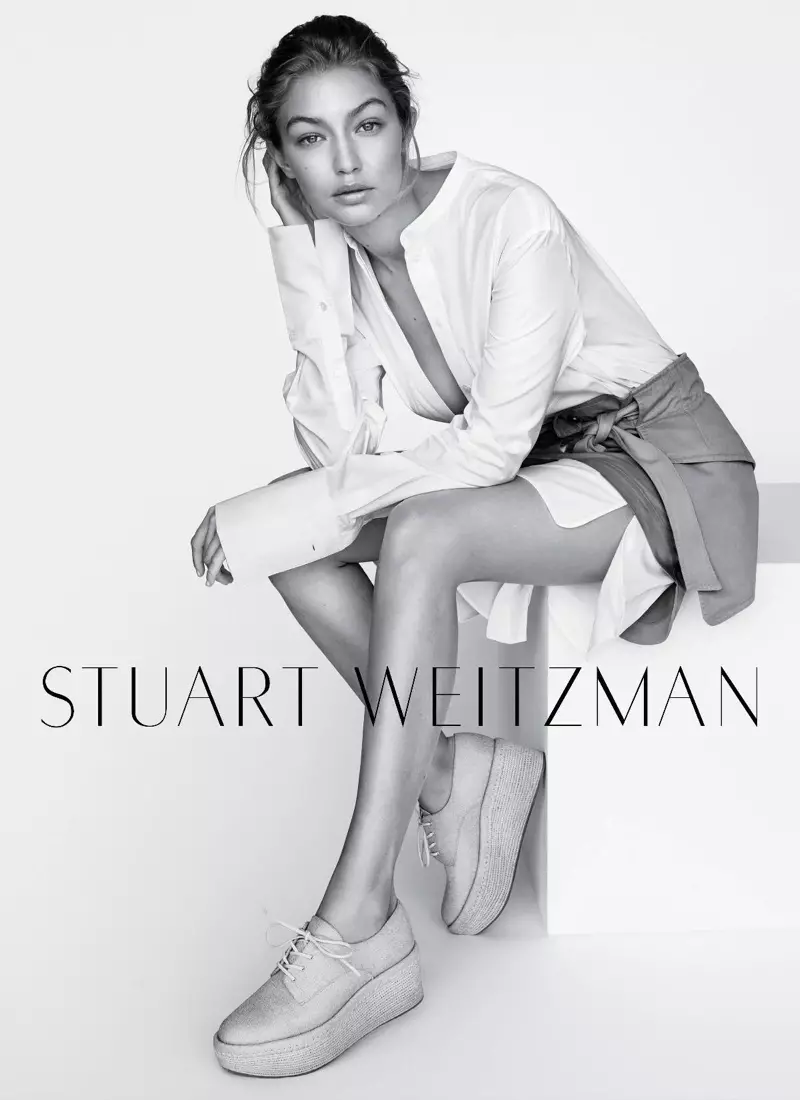 Джиджи Хадид Стюарт Вайцманның 2016 жылғы көктем-жаз науқанындағы платформалық кроссовкаларда суретке түсті.