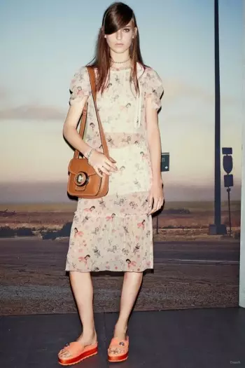 Coach တွင် Pastels၊ Spring 2015 Collection အတွက် Clogs ပါရှိပါသည်။