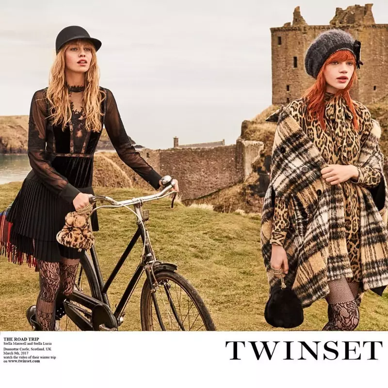 Stella Maxwell en Stella Lucia posearje by Dunnottar Castle yn Skotlân foar de kampanje fan Twinset fan hjerst 2017